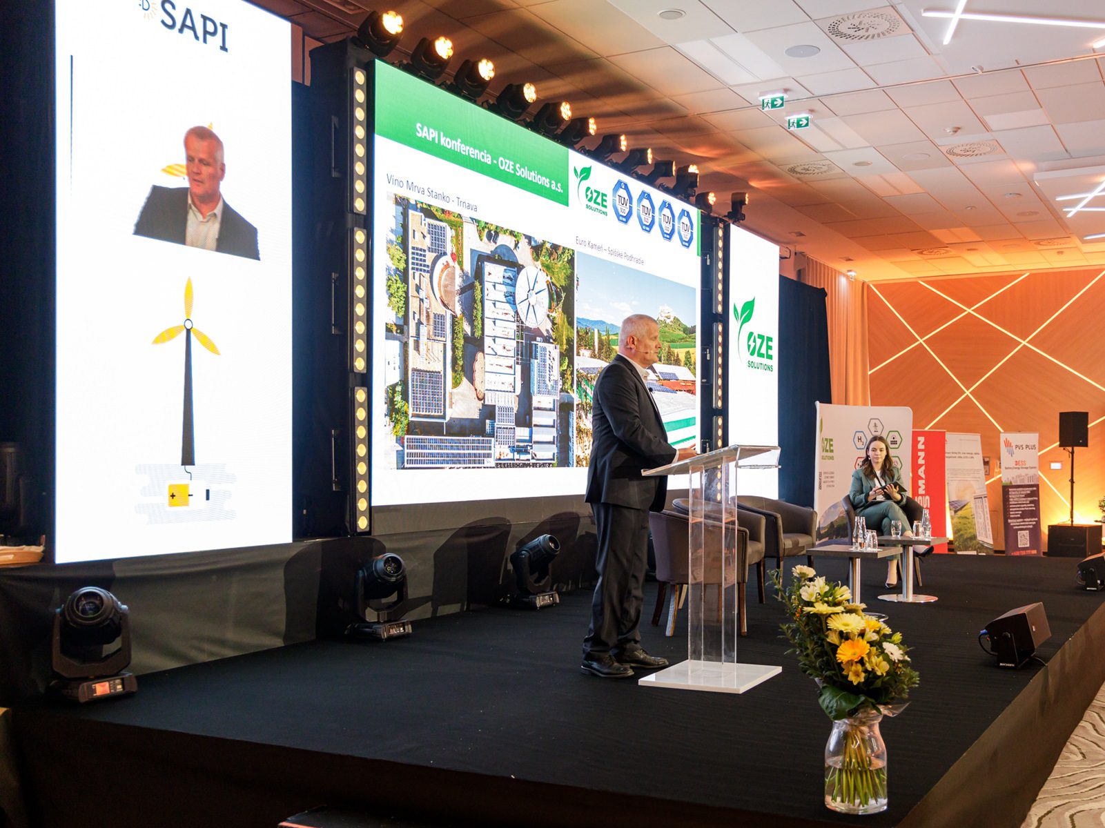 Hurricane_SAPI_Konferenz_Hotel Senec_LED-Bildschirmbeleuchtung_Leuchtpodium_Stativ von stolik