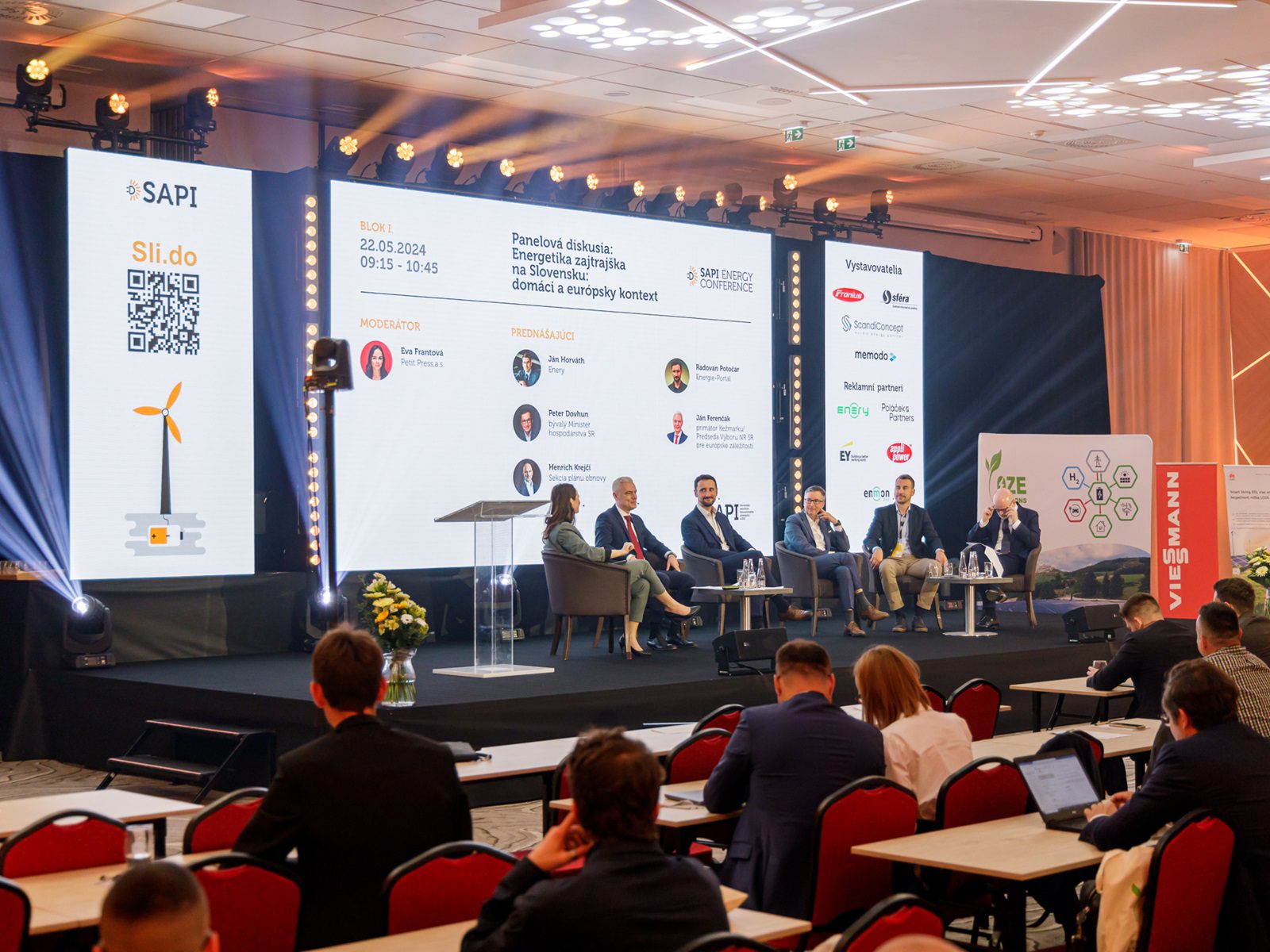 Hurricane_SAPI_Konferenz_Hotel Senec_LED-Leinwand_Beleuchtung_pipe & drape_lighting