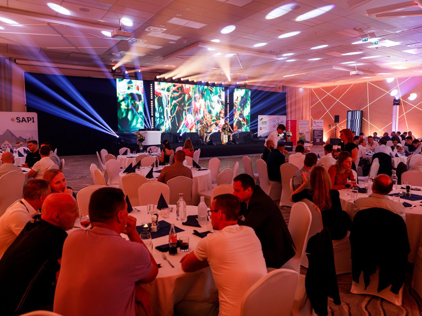 Hurricane_SAPI_Konferenz_Hotel Senec_LED-Leinwand_Beleuchtung_Pipe & Drape_Anregung_Abendprogramm