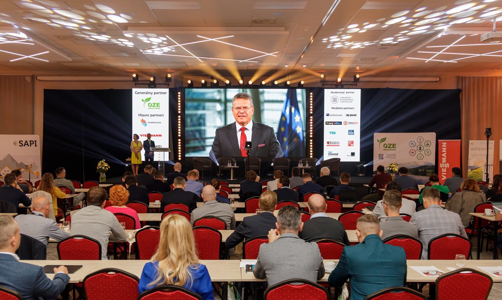 Hurricane_SAPI_Konferenz_Hotel Senec_LED-Bildschirmbeleuchtung_Garderobe_Rohr & Vorhang_Beleuchtung