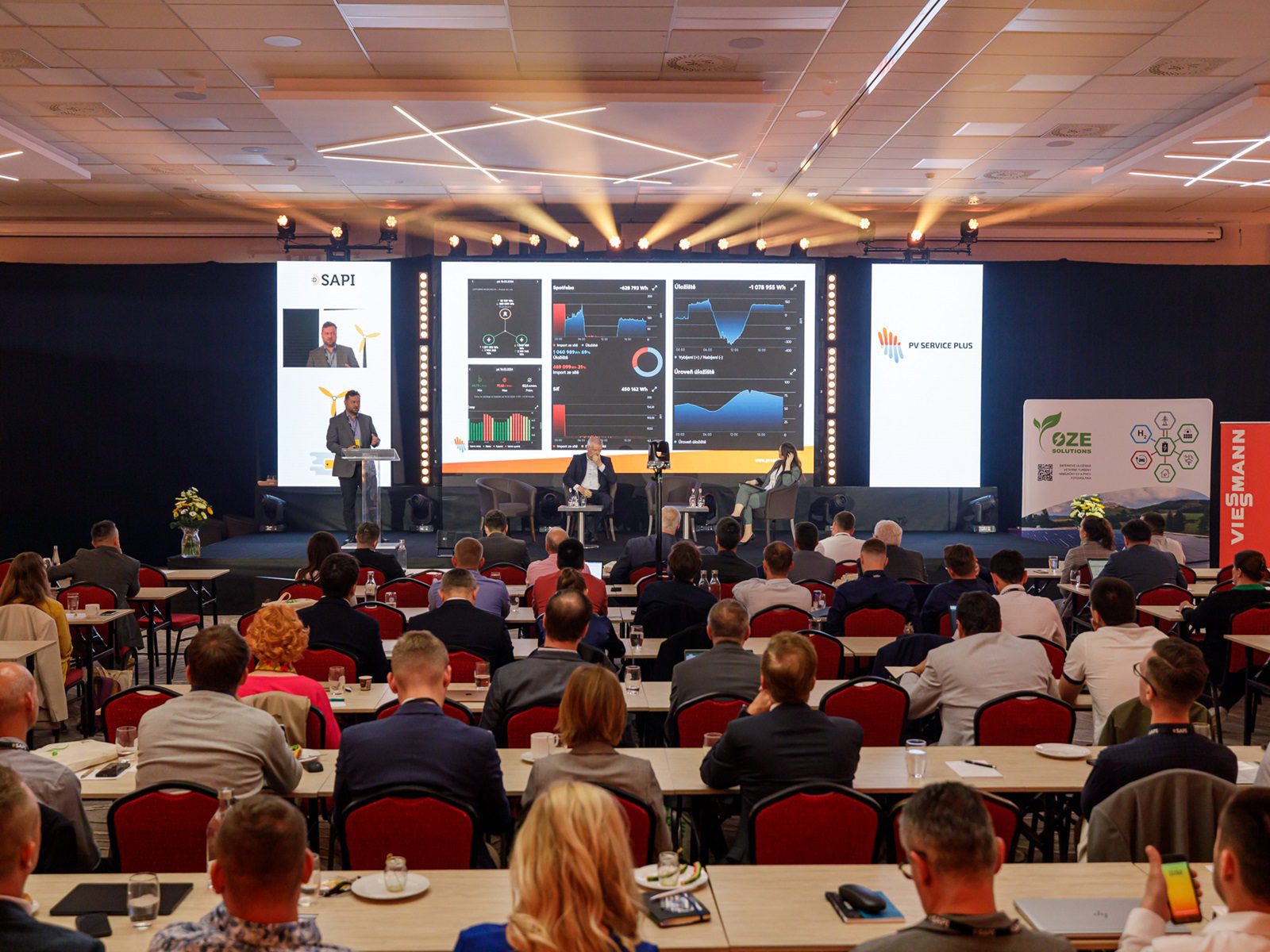 Hurricane_SAPI_Konferenz_LED-Leinwandbeleuchtung_Pipe & Drape_Beleuchtung