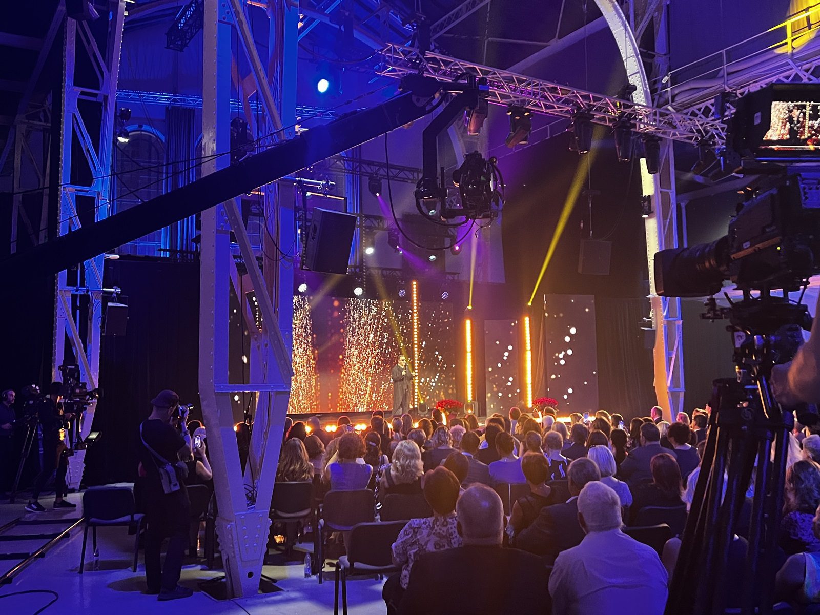 Hurricane_Stara trznica_Dobre srdce_television recording_LED screens_ozvozvucenie_osvetlenie_stage_Robo Grigorov