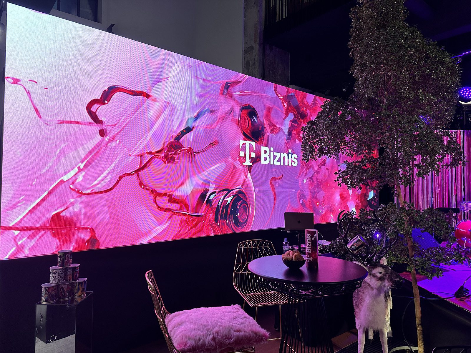 Hurricane_Telekom party_Jurkovicova teplaren_LED obrazovka_Gloshine