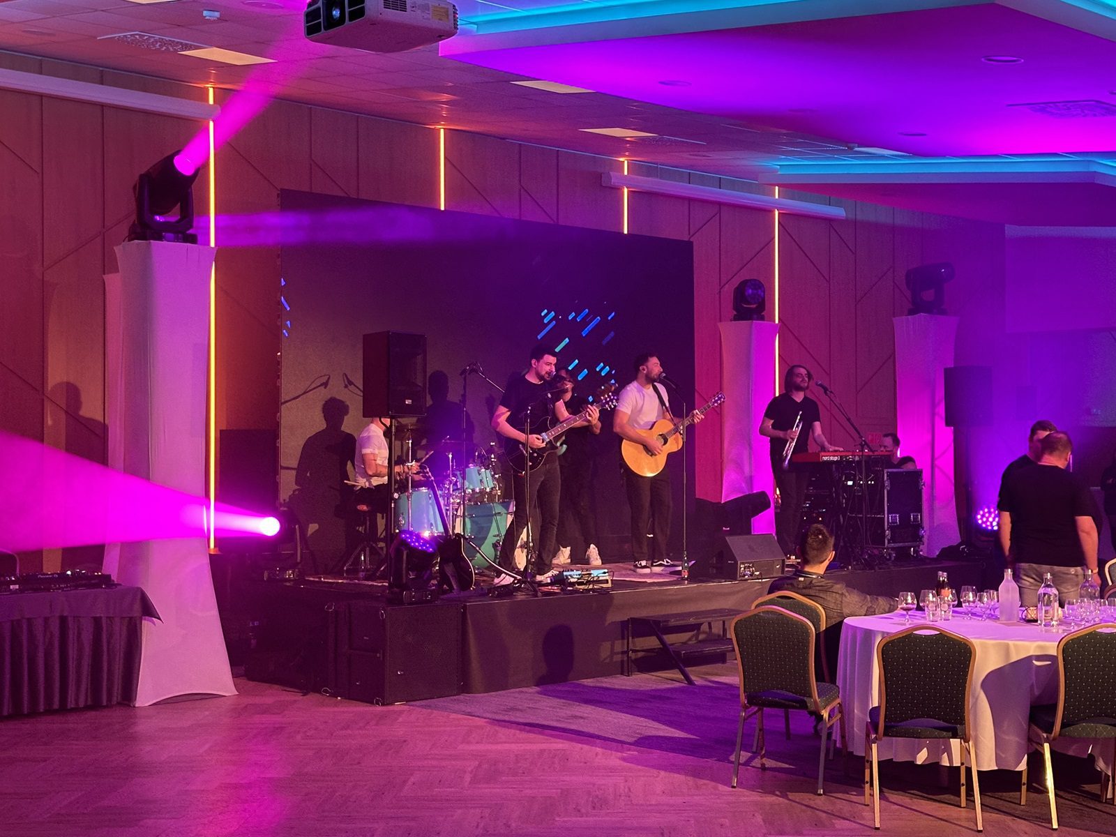 Hurricane_VW Finanzdienstleistungen_Hotel Sitno_Konferenz_LED-Beleuchtung_Unterhaltung_Bystrik Banda_Unterhaltung_Veranstaltung