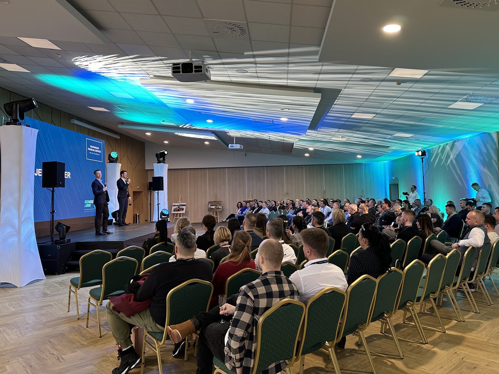 Hurricane_VW Finanzdienstleistungen_Hotel Sitno_Konferenz_LED_Podiumsbeleuchtung_Anregung_technische Sicherheit