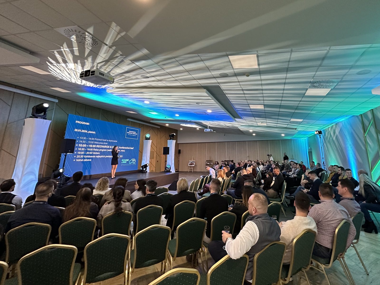 Hurricane_VW Finanzdienstleistungen_Hotel Sitno_Konferenz_LED_Podiumsbeleuchtung_Anregung_Technische Sicherheit_Moderator