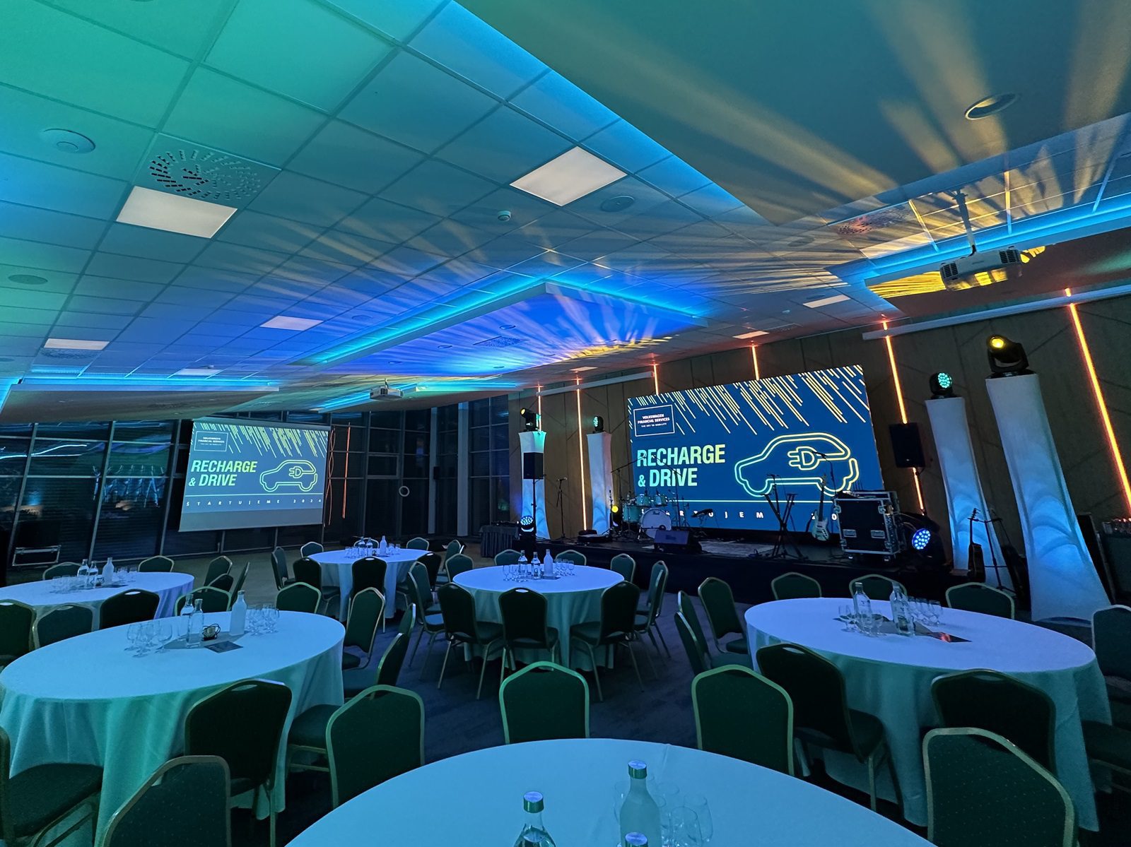 Hurricane_VW Finanzdienstleistungen_Hotel Sitno_Konferenzbeleuchtung_LED-Bildschirm_Einladung