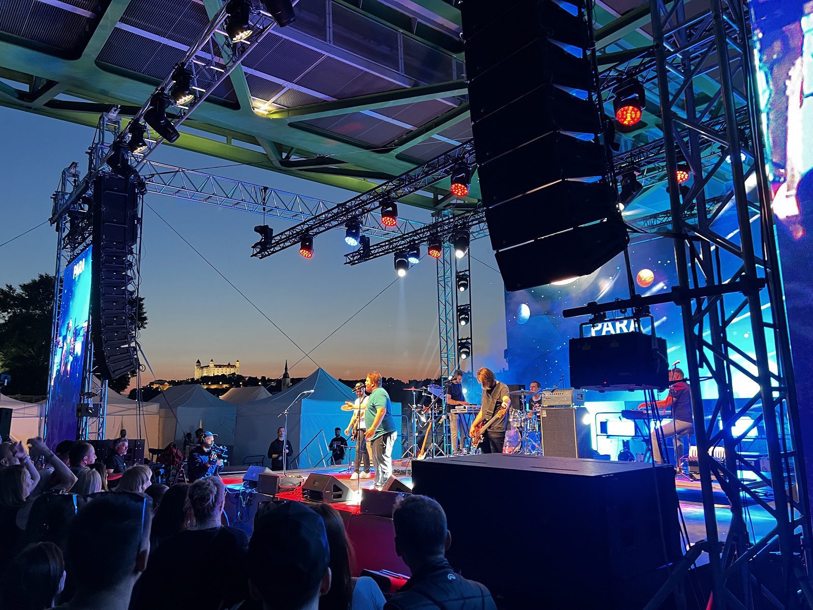 IBM party_Hurricane_Para_osvetlenie_podium_ozvucenie_LED_Tyrsovo nabrezie