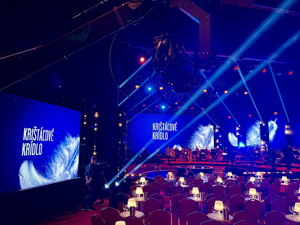 Kristallflügel_Hurricane_SND_Schalltests_Beleuchtung_LED-Bildschirm_Fußabdruck_Blenden