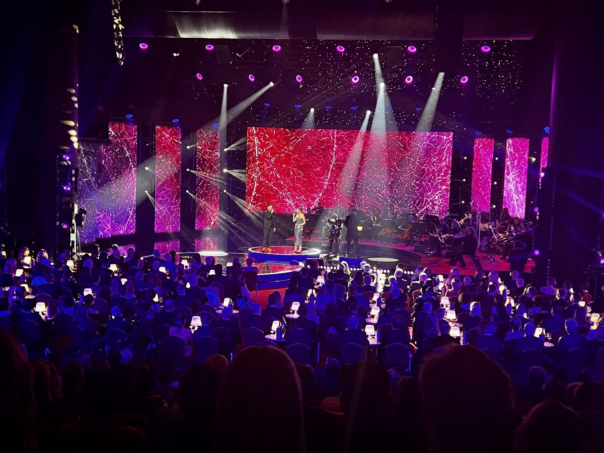 Kristalove kridlo_Hurricane_Direktübertragung_Emma Drobna_Adam Durica_osvetlenie_ozvlučenie_stage_LED obrazovka_SND