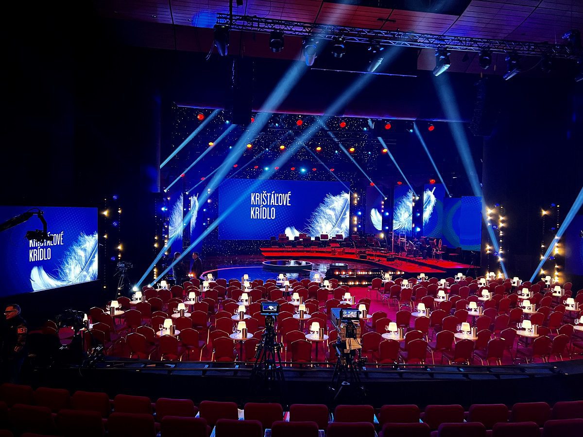 Kristallflügel_Hurricane_Lichtshow_Beleuchtung_Robe_Beleuchtung_Meyer Sound_SND_LED Bildschirm