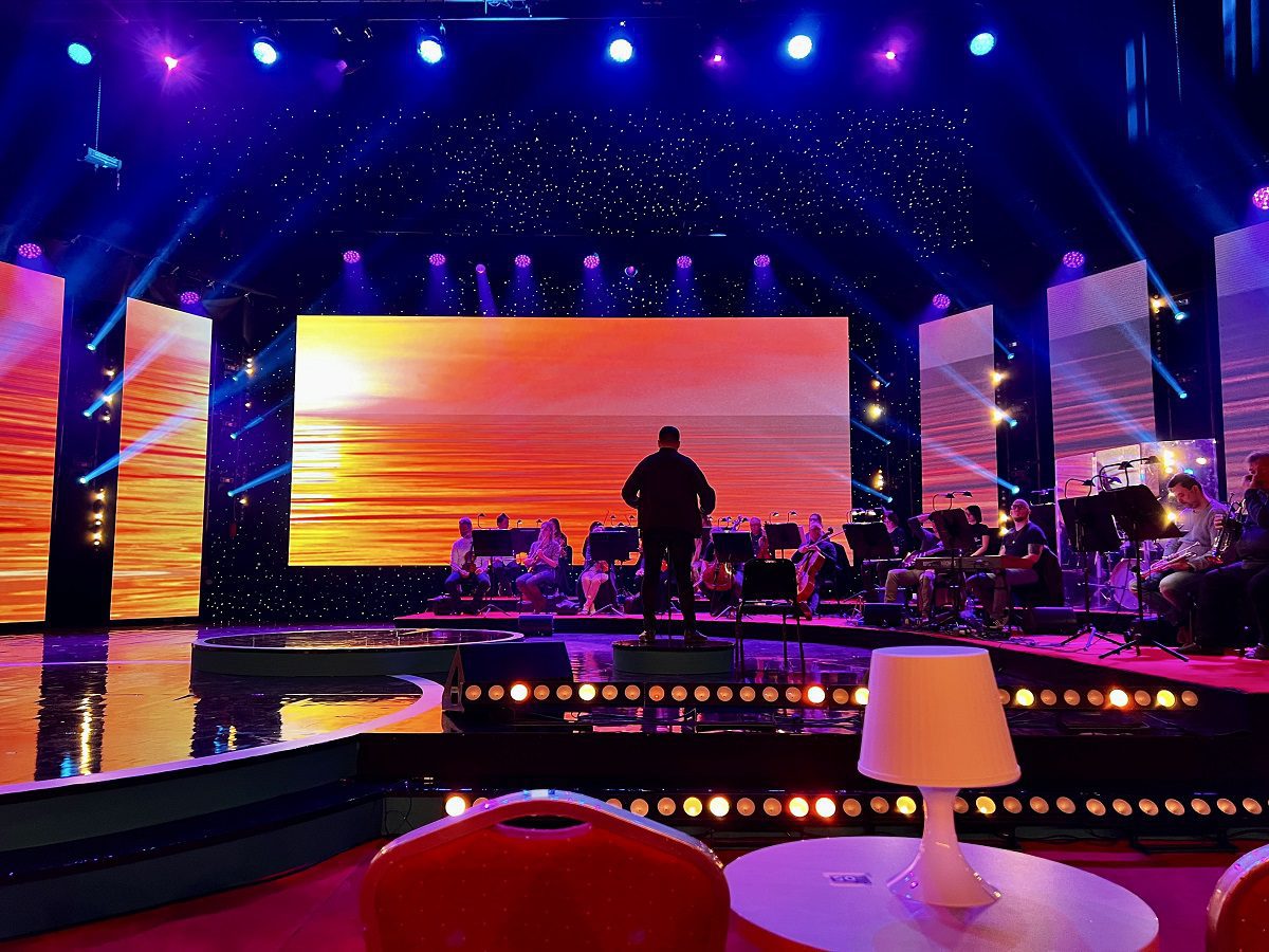 Kristallflügel_Hurricane_Soundbites_Orchester_LED-Bildschirme_Fußbodenbeleuchtung