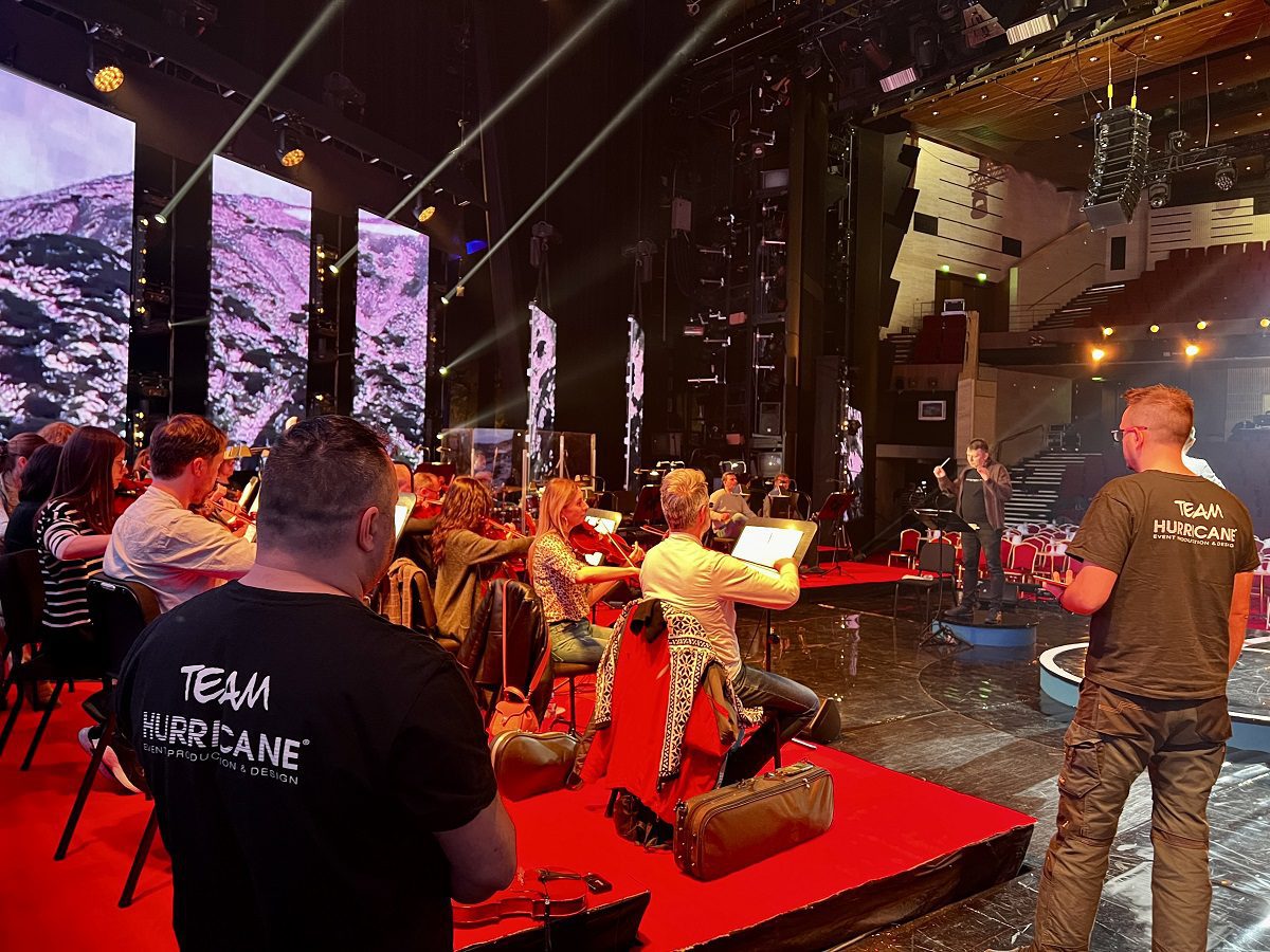 Team Hurricane_Schalltests_Kristallflügel_Podium_Orchester_LED-Bildschirm