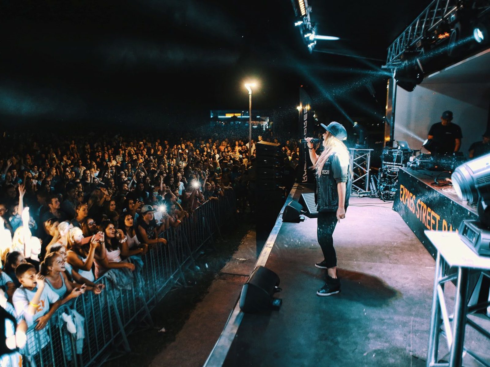 hurricane_express straßenfest_kamion_dominika mirgova