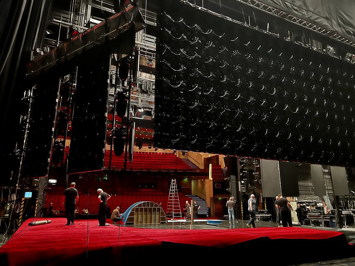 Montage_LED-Bildschirme_Anzeige_Online-Übertragung_Kristallflügel_Hurricane_SND