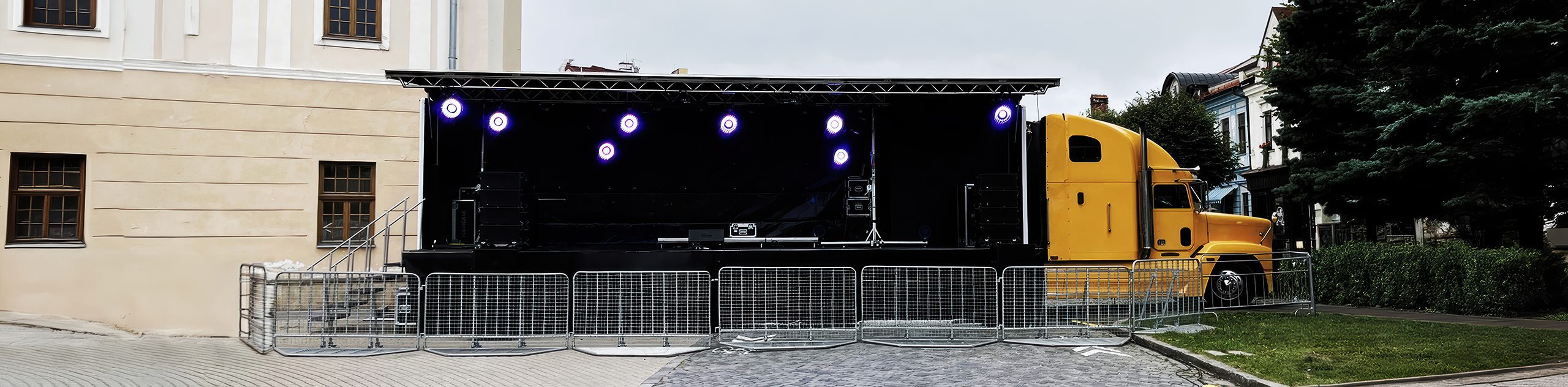 Mobile Bühne mit Beleuchtung, bereit für das Konzert.