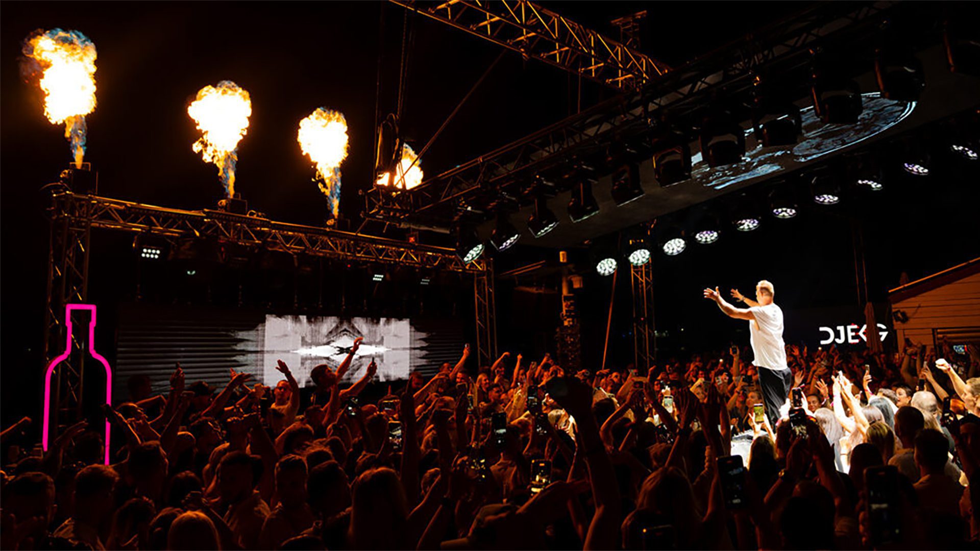 Konzertbühne mit Beleuchtung und Pyrotechnik bei Nacht