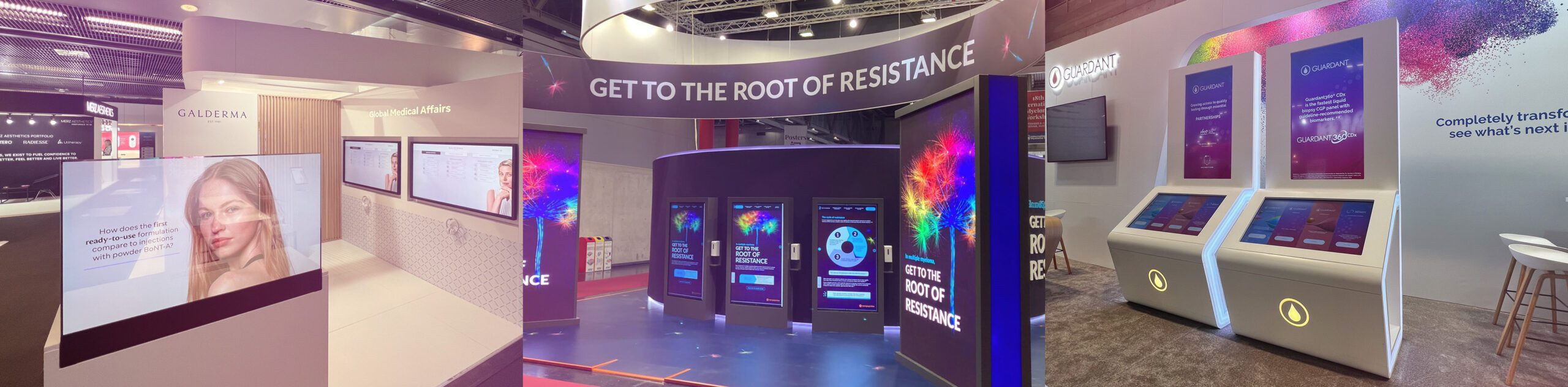 Moderne Messestände mit digitalen Bildschirmen.