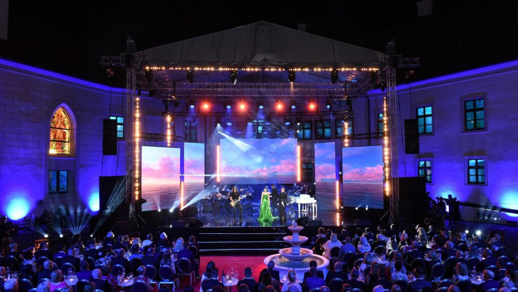 Live-Konzert unter dem Nachthimmel des Schlosses