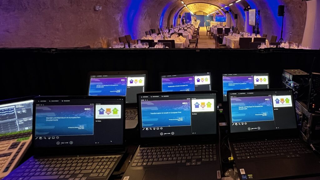 Reihe von Laptops in Vorbereitung des Konferenzraums