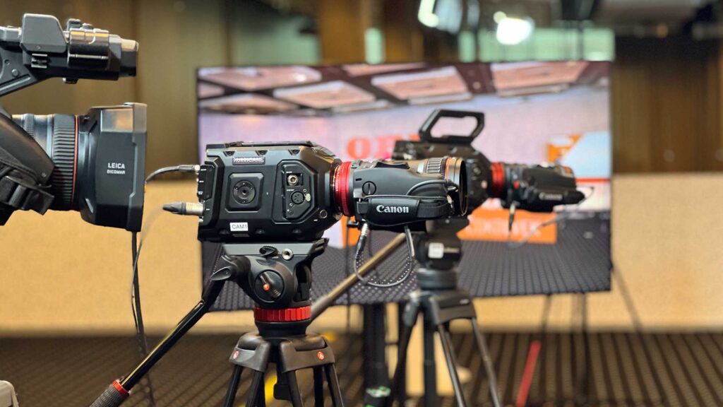 Kameras, die Studio-TV-Produktionen in Innenräumen filmen