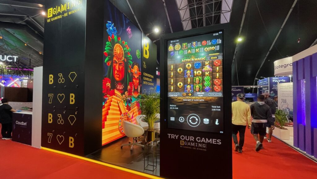 Ausstellung des Spielstandes mit bunter Dekoration.