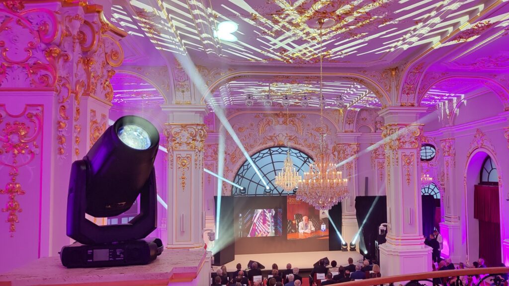 Elegantes Interieur mit Beleuchtung und Bühne.