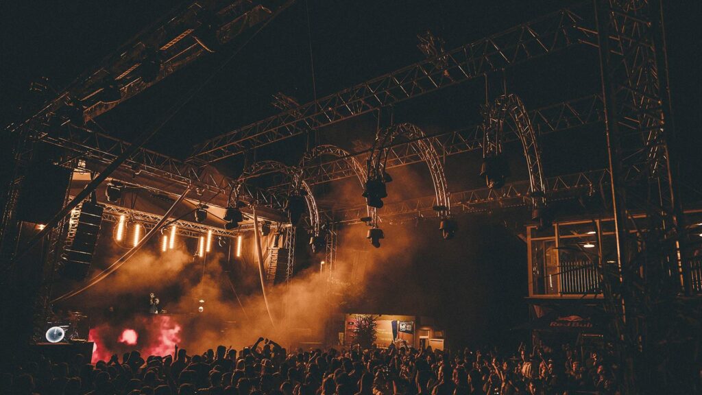 Das nächtliche Publikum bei einem Freiluftkonzert.