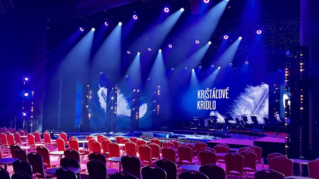 Beleuchtete Szene der Ausstellung des Kristallflügels im Theater