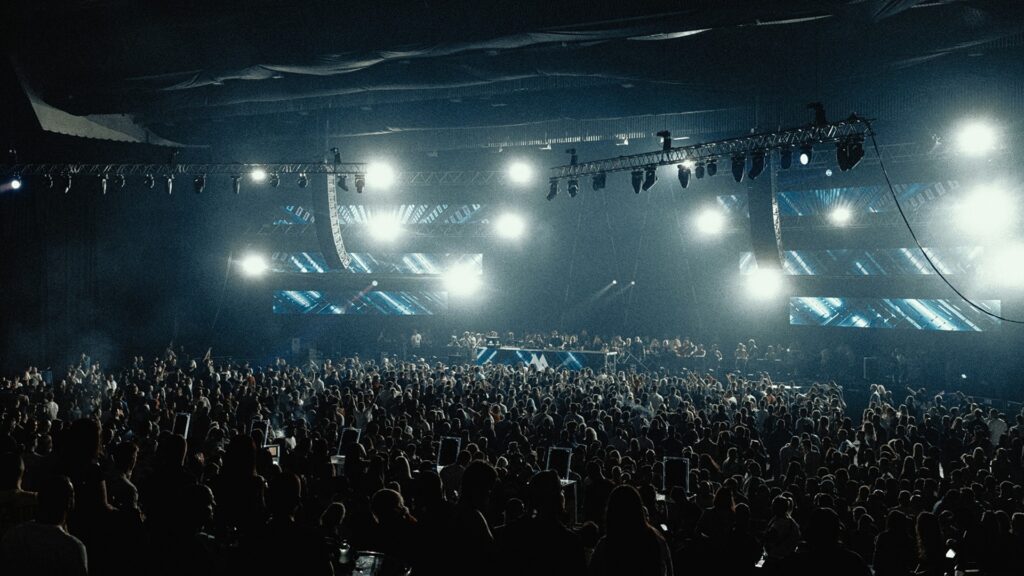 Großes Publikum bei einer Live-Musikveranstaltung