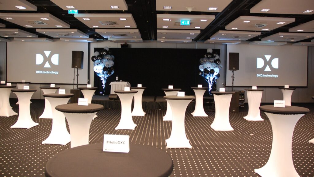 Leerer Konferenzraum mit dekorativen Tischen.