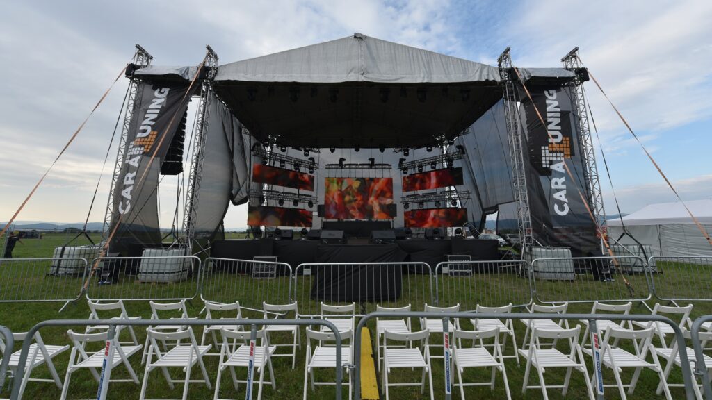 Die Außenbühne ist bereit für das Konzertfestival.