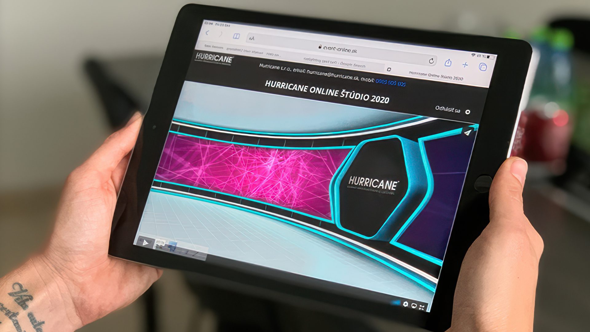 Eine Person hält ein Tablet mit dem Design einer Website.