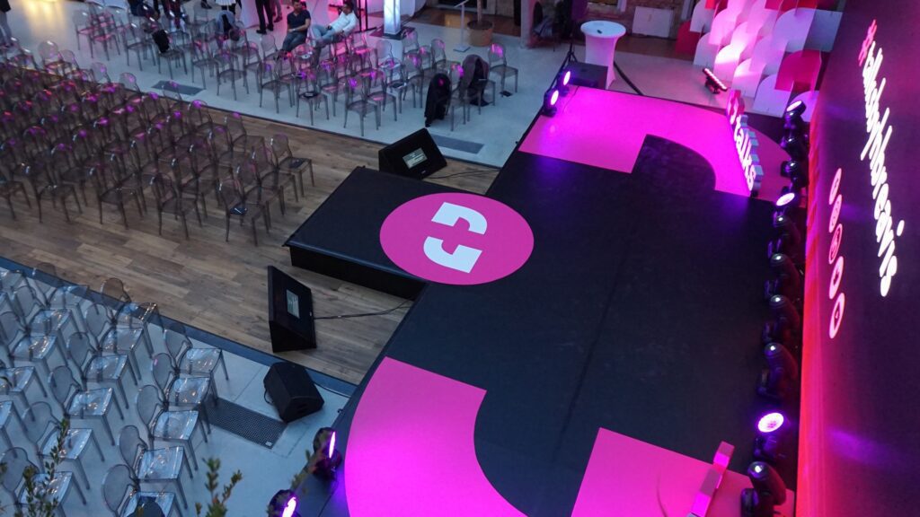 Bühne und Zuschauersitzplätze bei der Veranstaltung