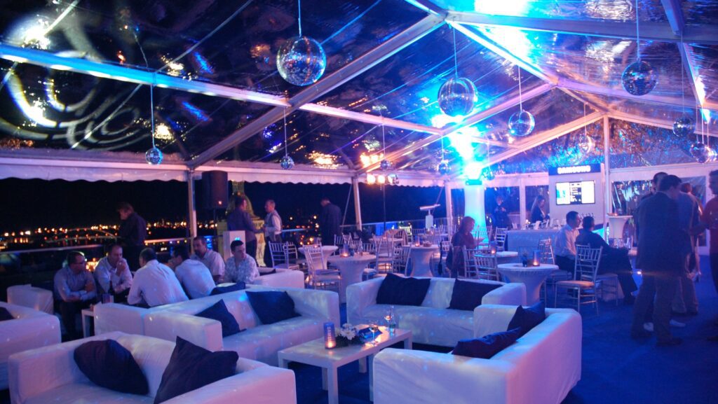 Elegantes Partyzelt für den Abend mit Beleuchtung