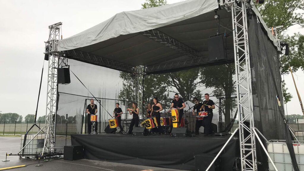 Auftritt einer Musikgruppe auf der Freilichtbühne