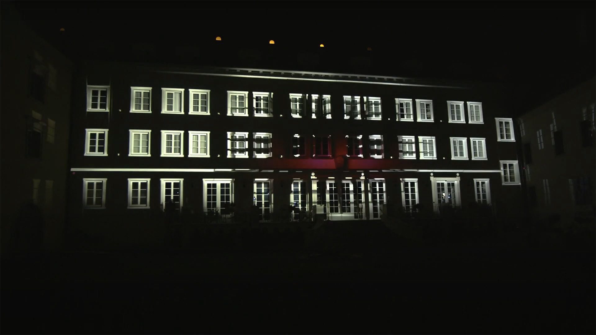 Lichtprojektion auf das Gebäude in der Nacht.