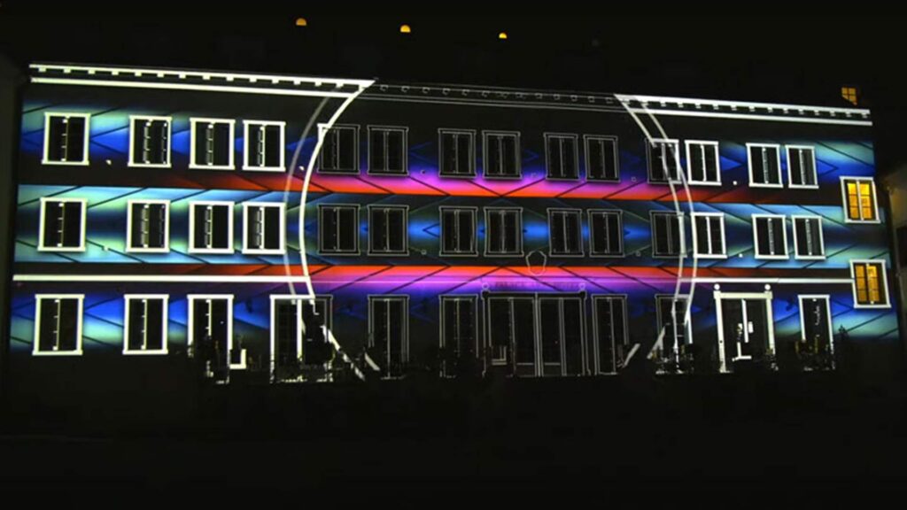 Gebäude mit Farblichtprojektion bei Nacht