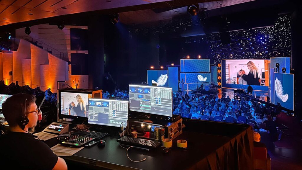 Bühne und Regieraum während der Veranstaltung