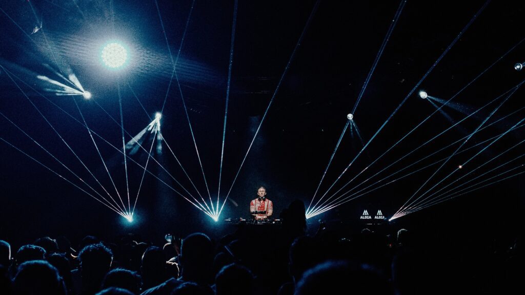 DJ-Event mit Laserlicht im Club