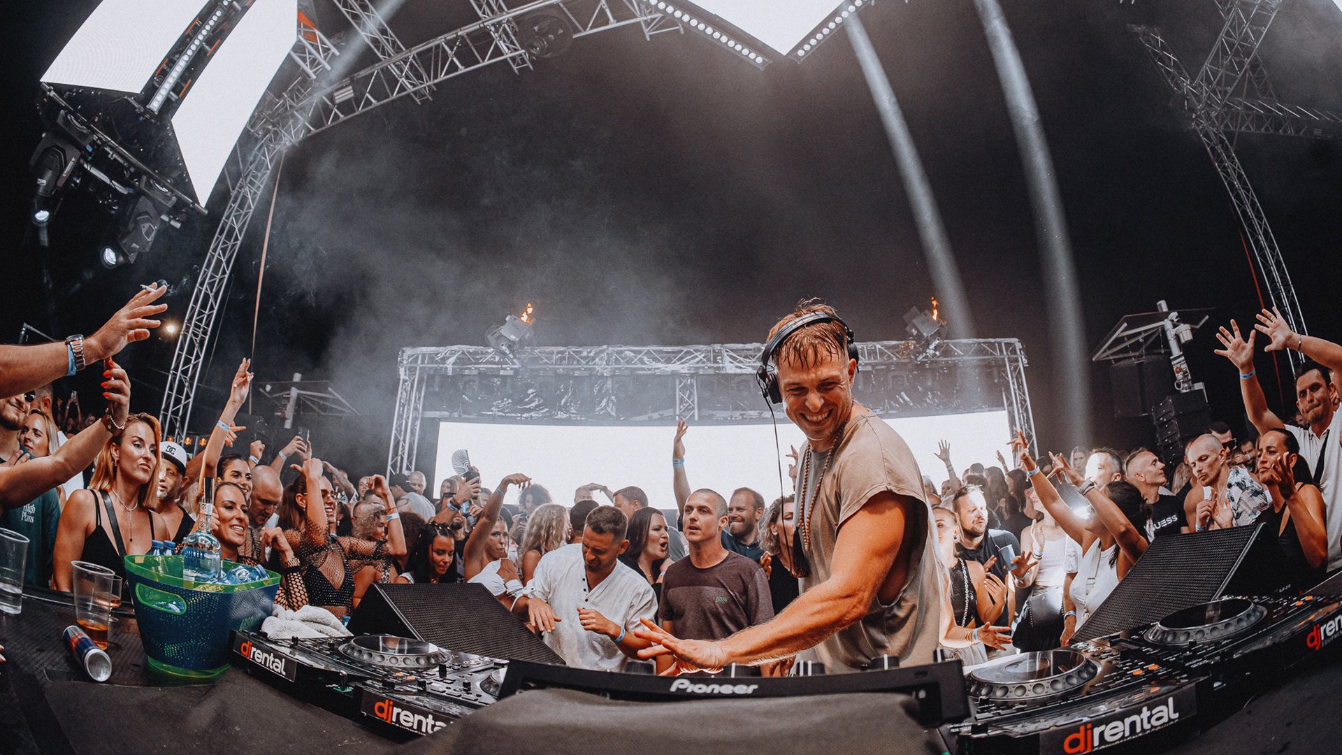 DJ bei einer Live-Musik-Veranstaltung