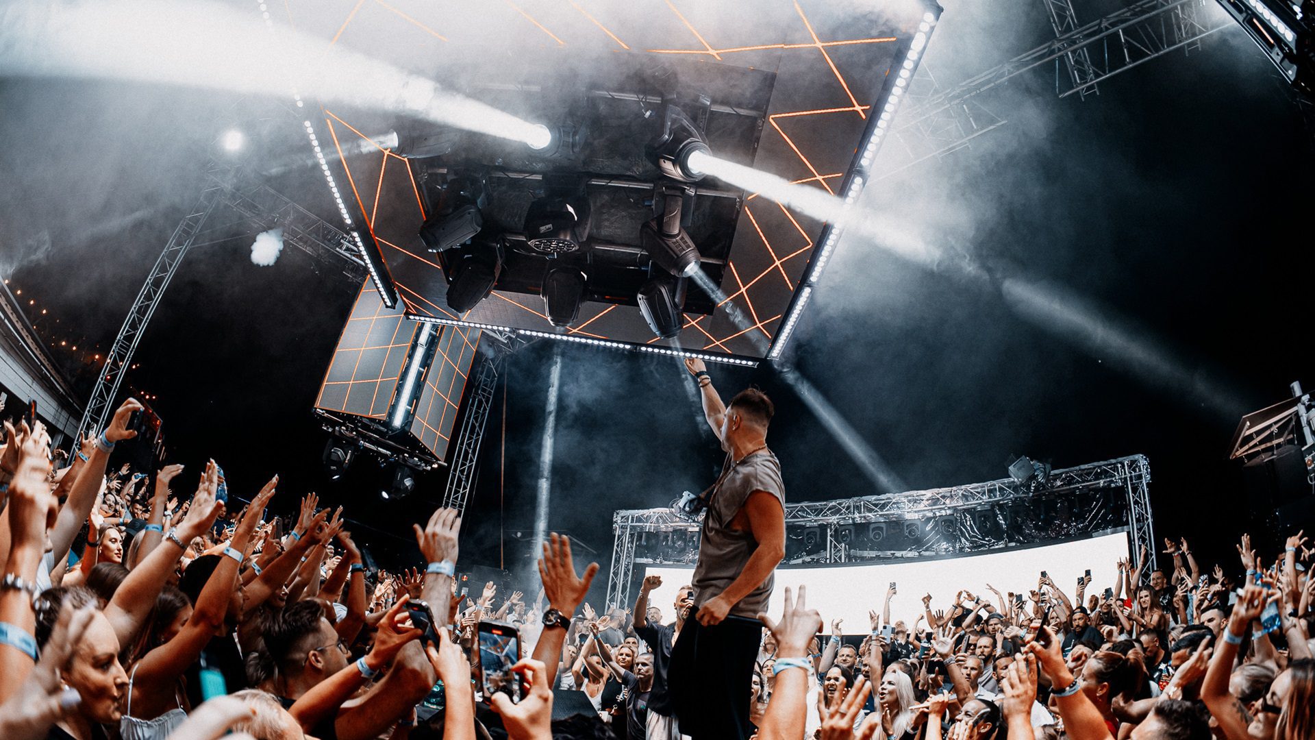 Ein musikalisches Konzert mit einem begeisterten Publikum.