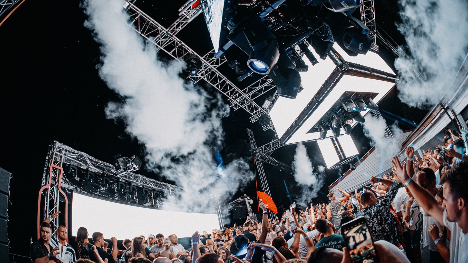 Menschen haben Spaß auf dem Tanzmusikfestival