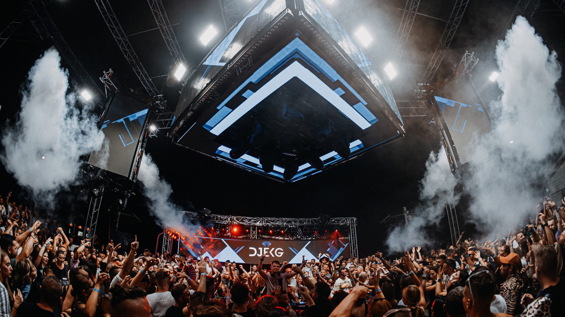 Nachtclub mit tanzenden Menschenmassen