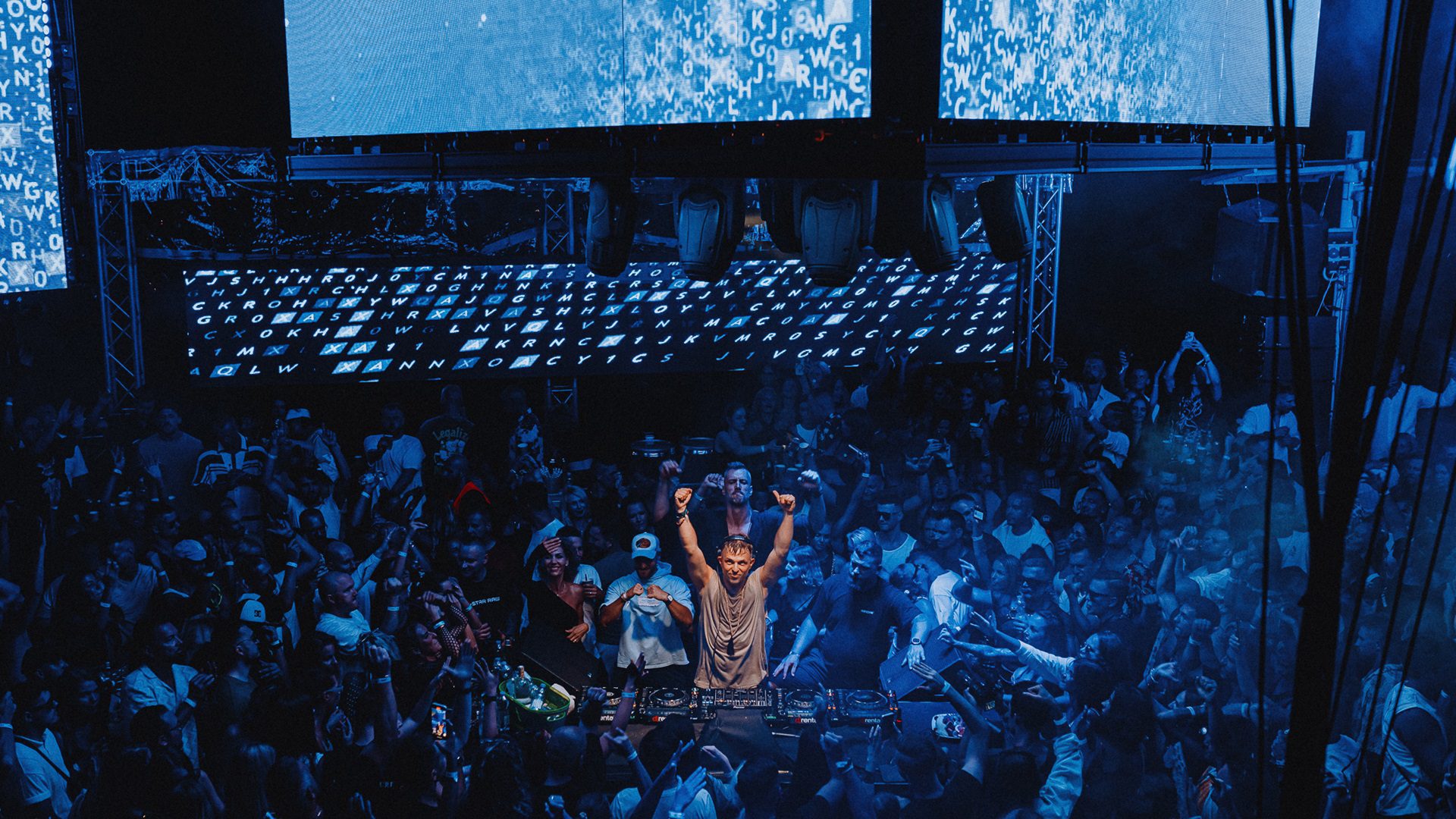 DJ spielt live auf der Tanzfläche.