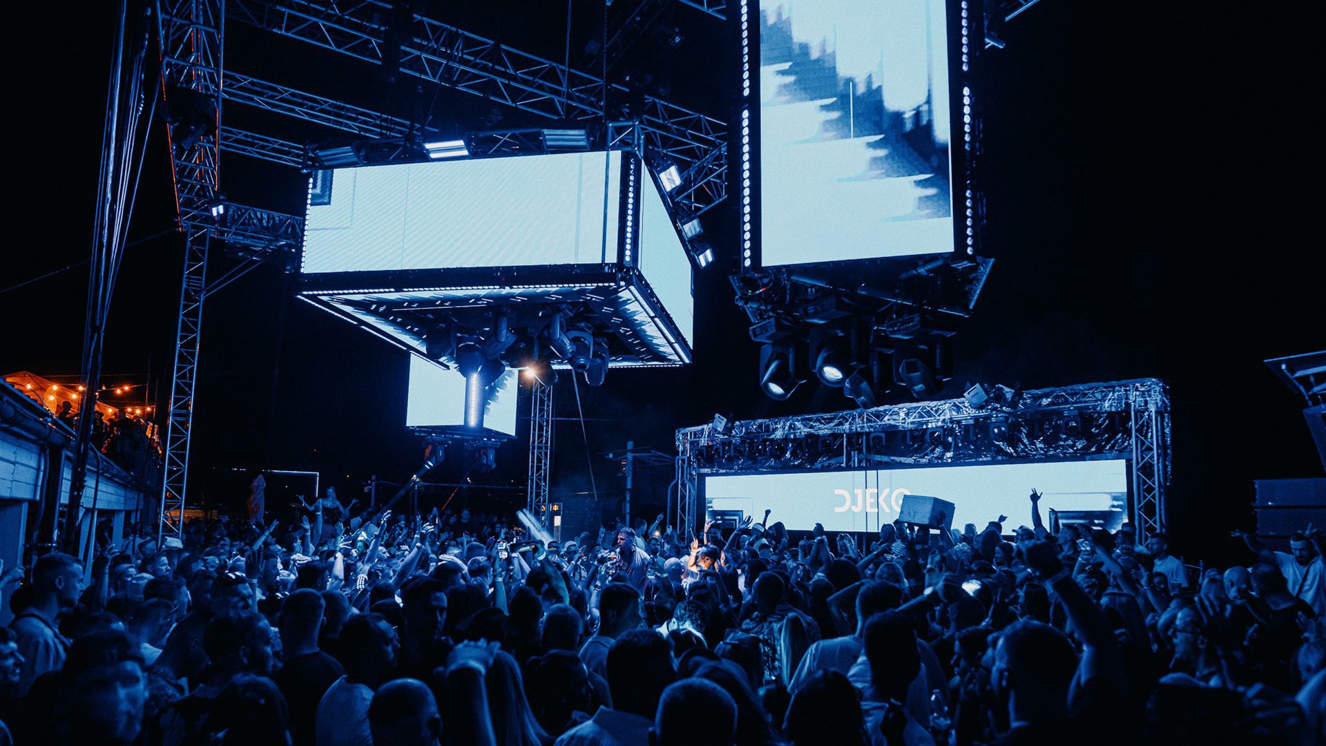 Ein Nachtkonzert mit Menschenmassen und Bühnenbeleuchtung.