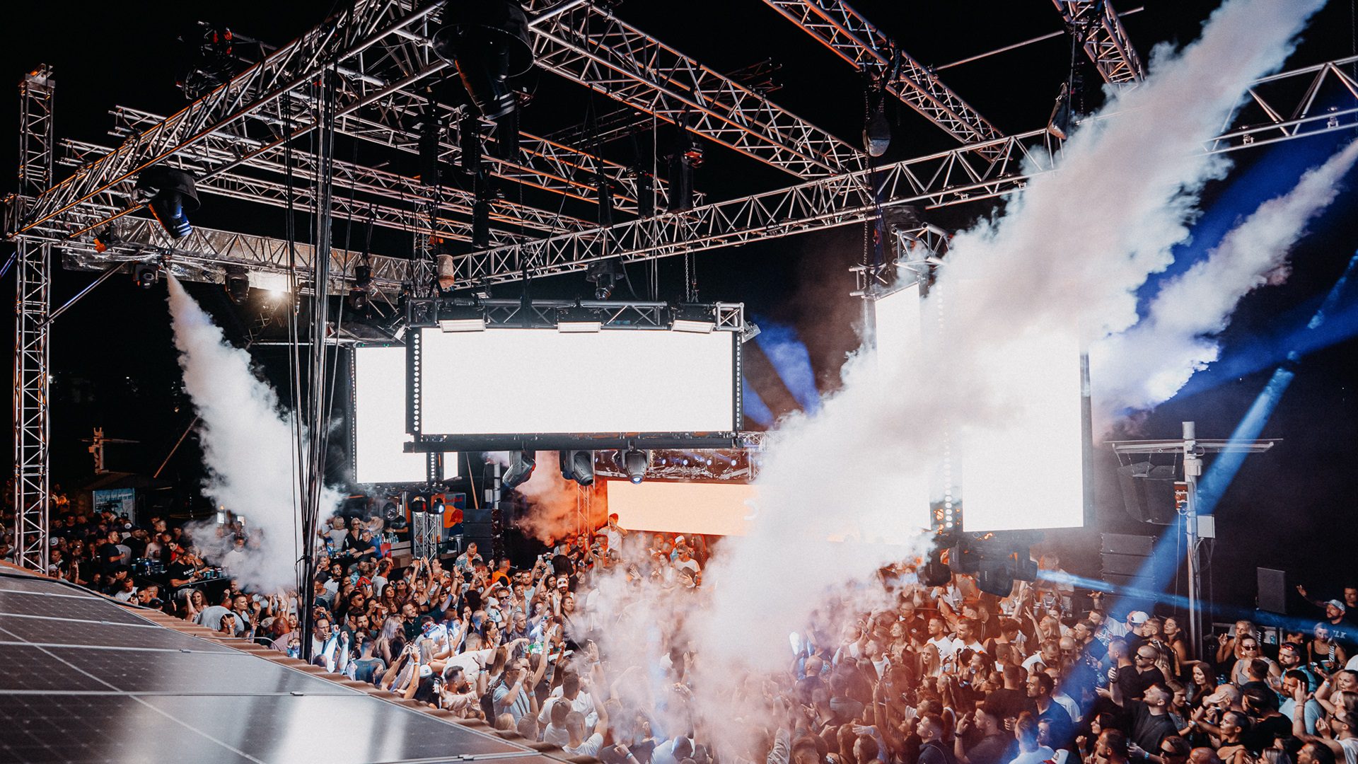 Konzertbühne mit Raucheffekten und Publikum