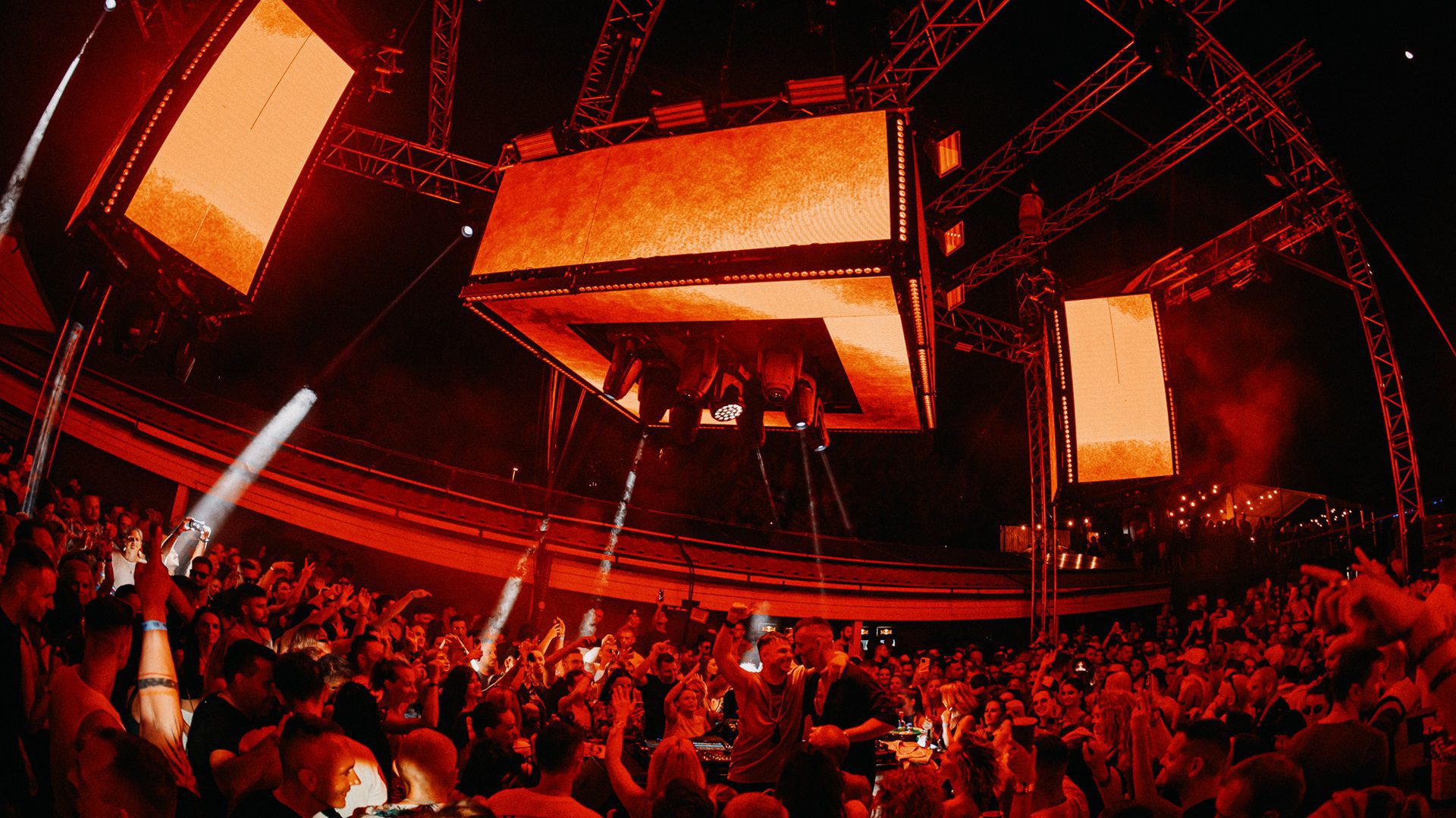 Clubszene mit hellem Lichteffekt.