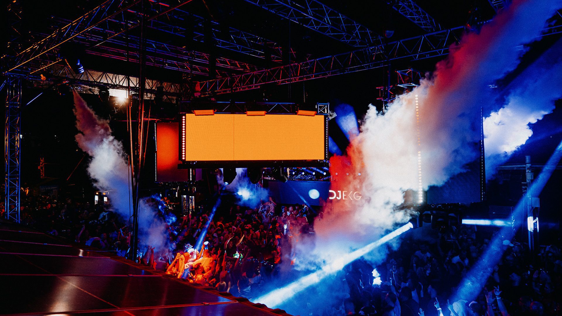 Ein Nachtclub mit bunten Lichteffekten und Publikum.