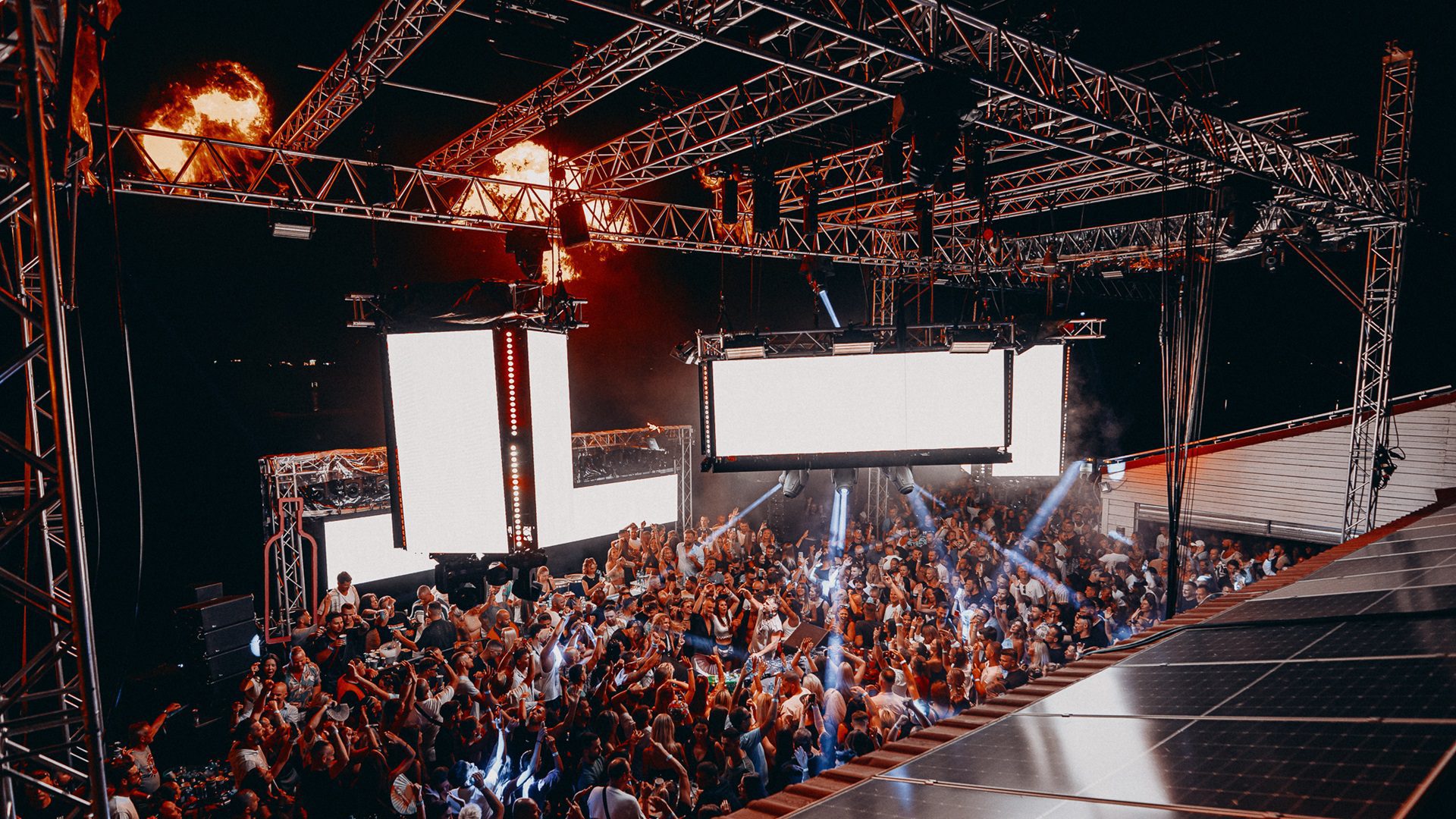 Eine große Menschenmenge bei einem Musikkonzert.